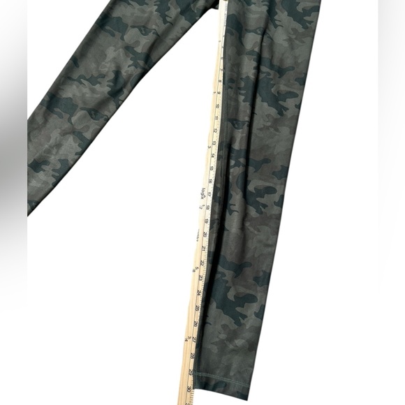Lululemon Wunder Under Pant Full-On Luxtreme
Savasana Camo Fatigue Green, Size 6 - Picture 5 of 7
